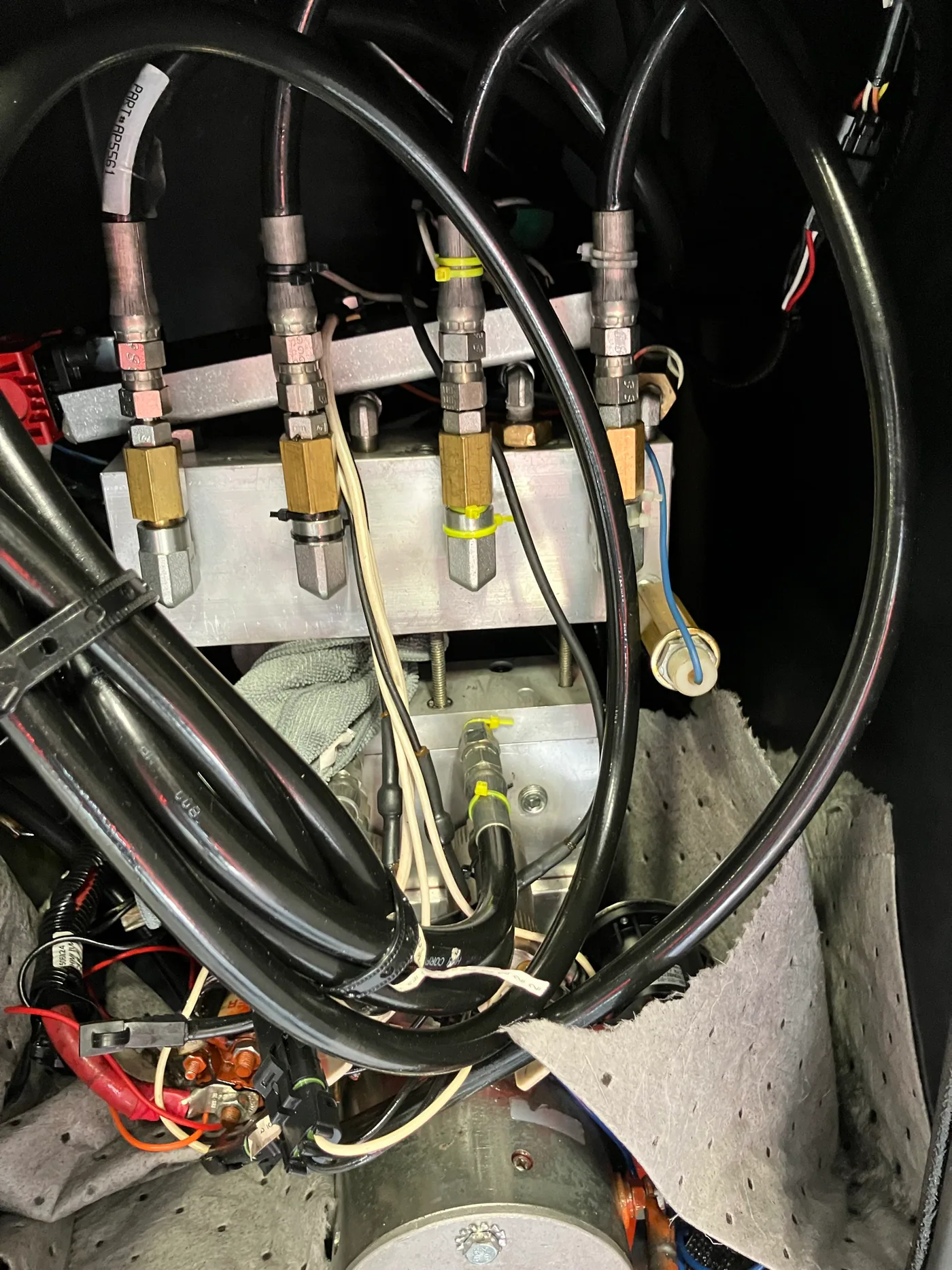 RV hydraulic pump manifold with multiple hose connections and cartridge valves